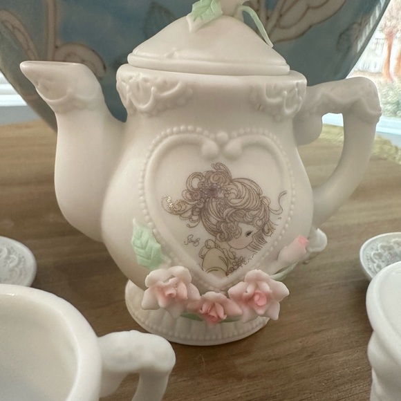 Precious Moments Miniature Tea Set with Floral Accents - Picture 2 of 12